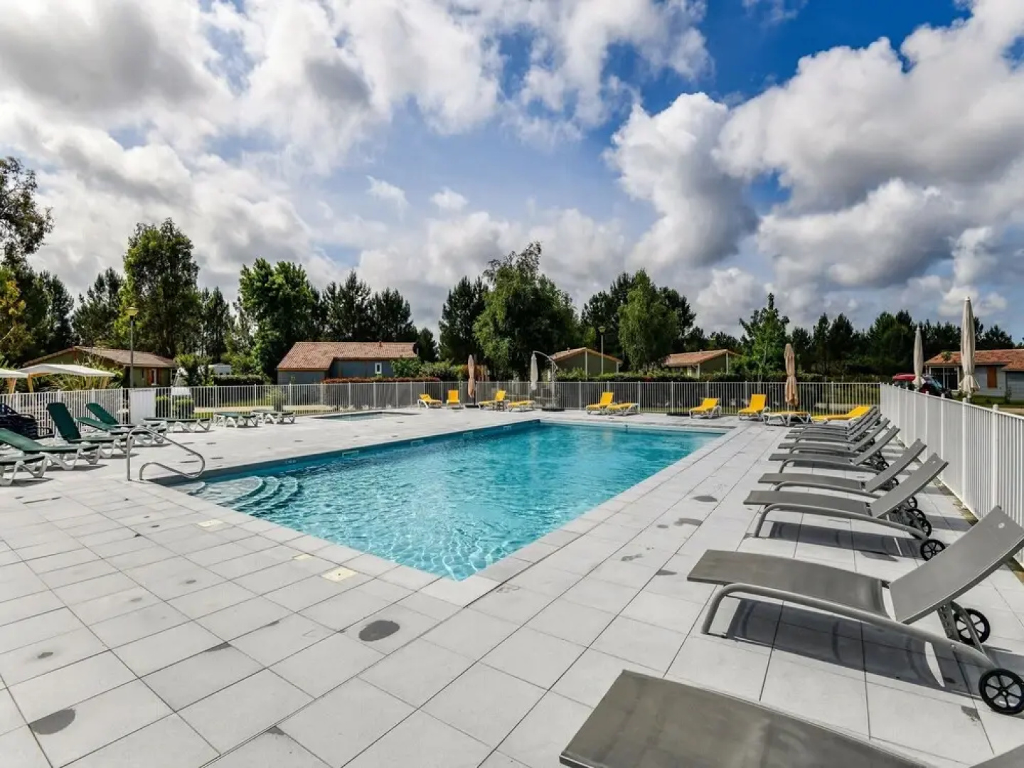 Secluded Chalet in Hourtin With Swimming Pool