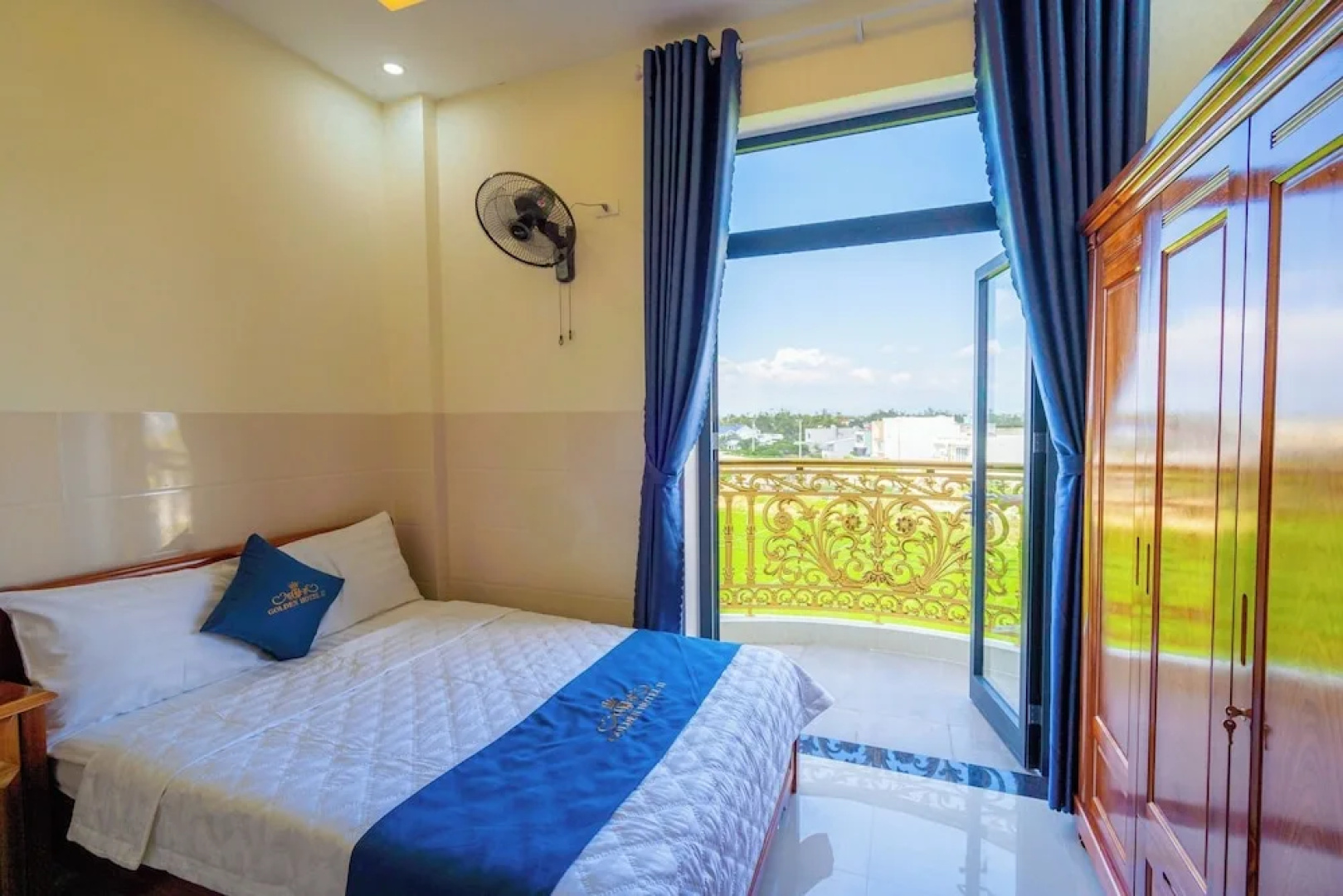 Golden Hotel 2