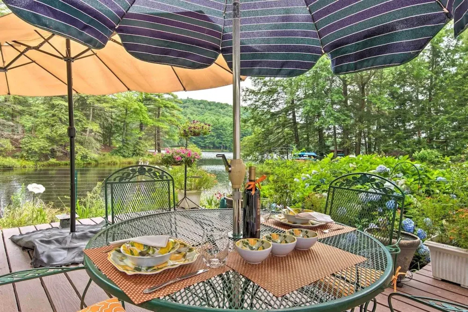 Lakefront Poconos Retreat w/ Hot Tub, Near Hiking!