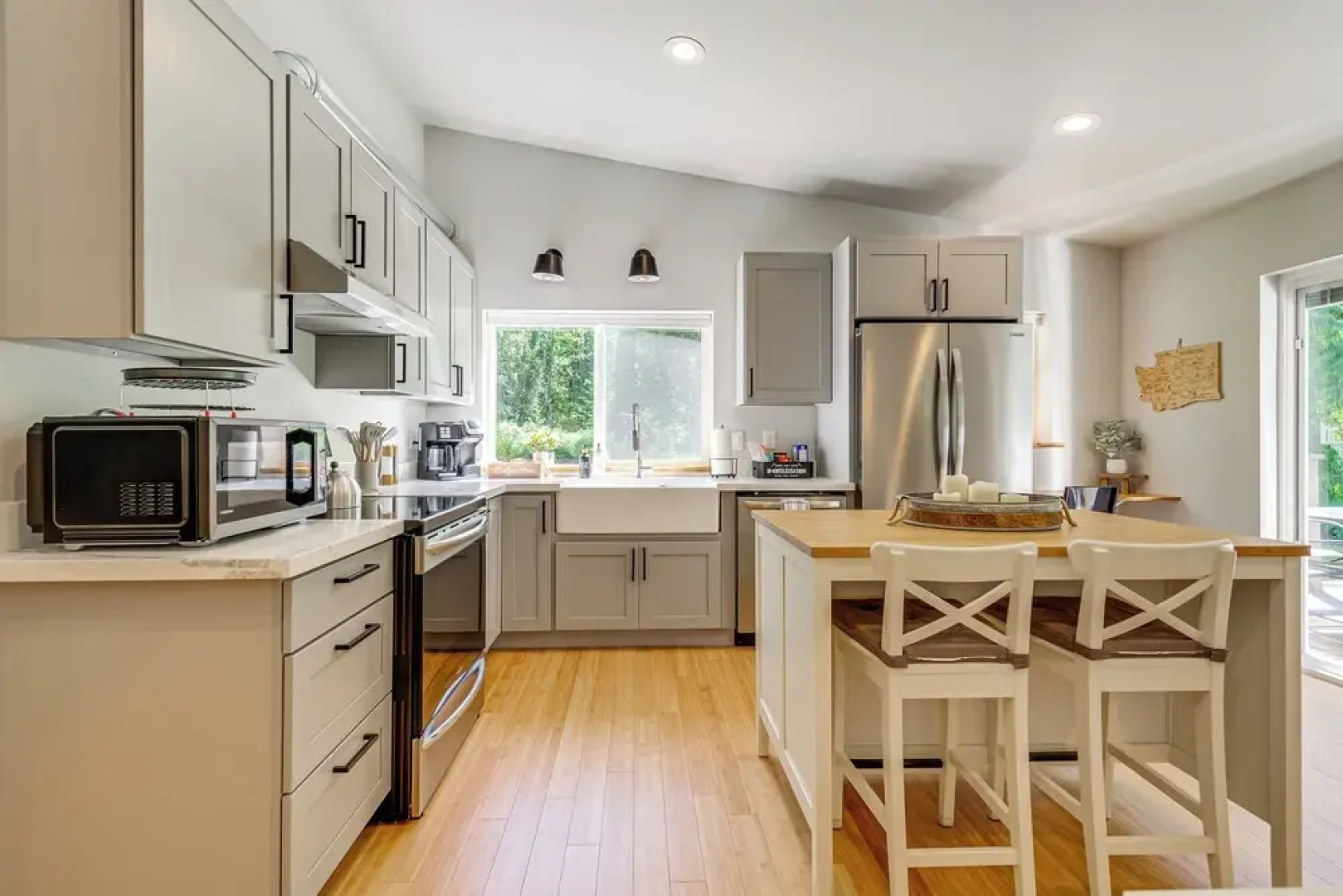 Deck, Hot Tub & Views: Sleek Getaway in Index!