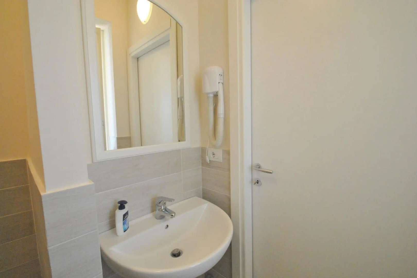 On the sea with a big terrace with seaview. Parking . SMALL SIZE ANIMALS CAN BE ALLOWED ON REQUEST.-AS 24 - MANNELLI