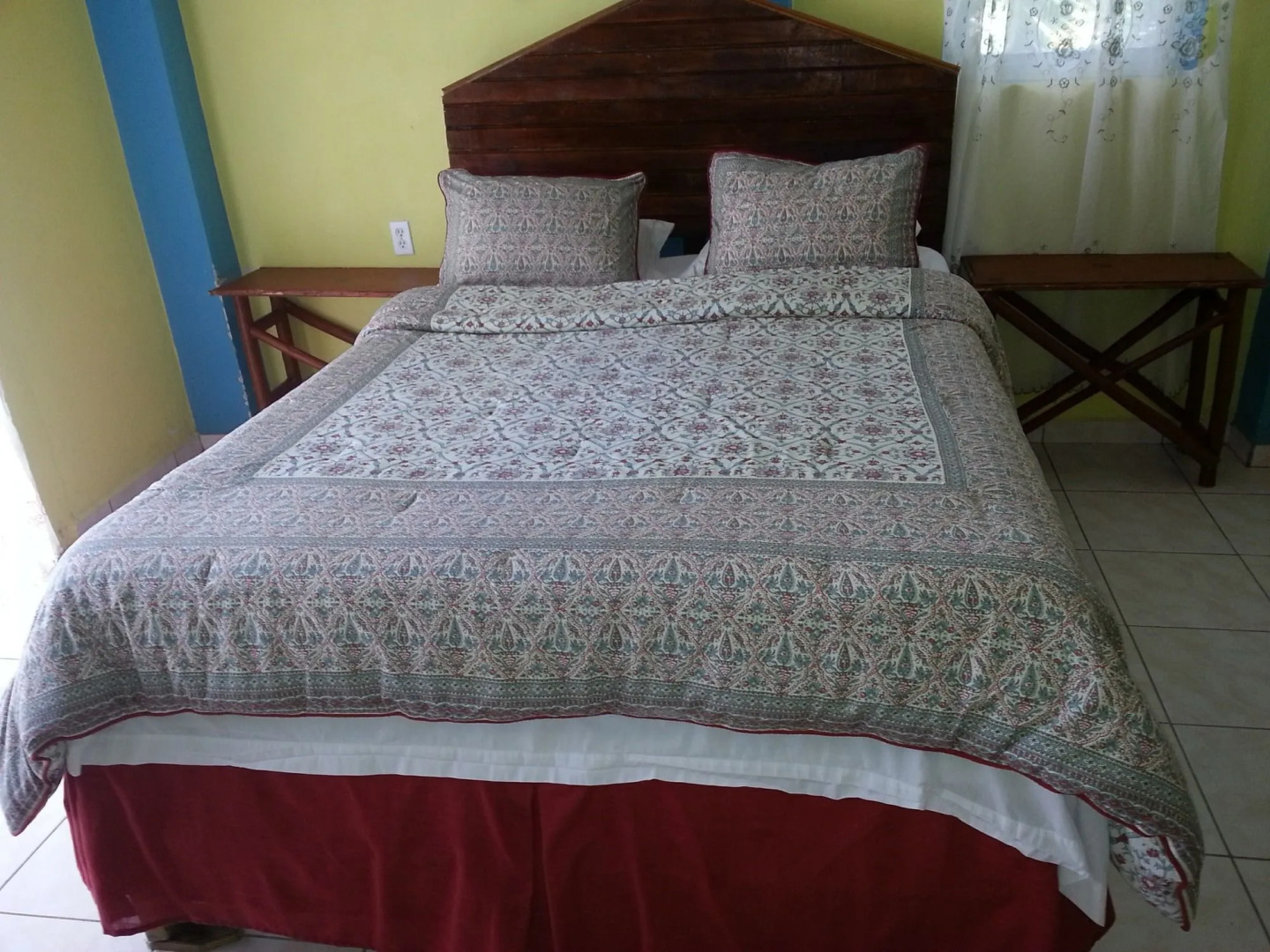 La Delphina B&B Bar and Grill Hotel