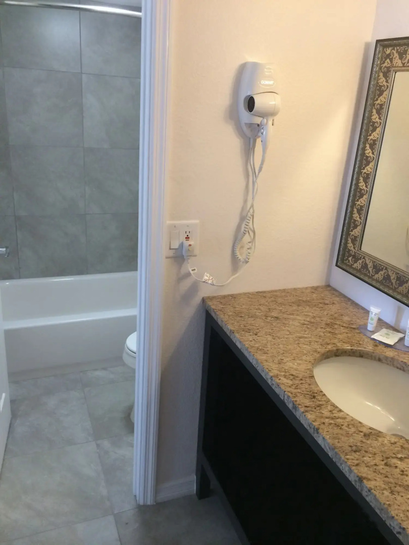 Lantern Inn & Suites