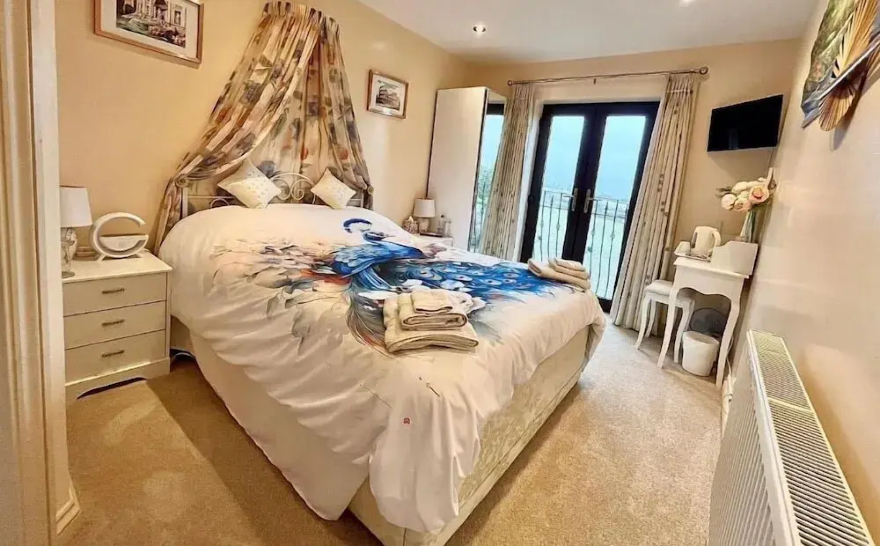 WILLOW RIDGE - a large country house with 3 rental rooms