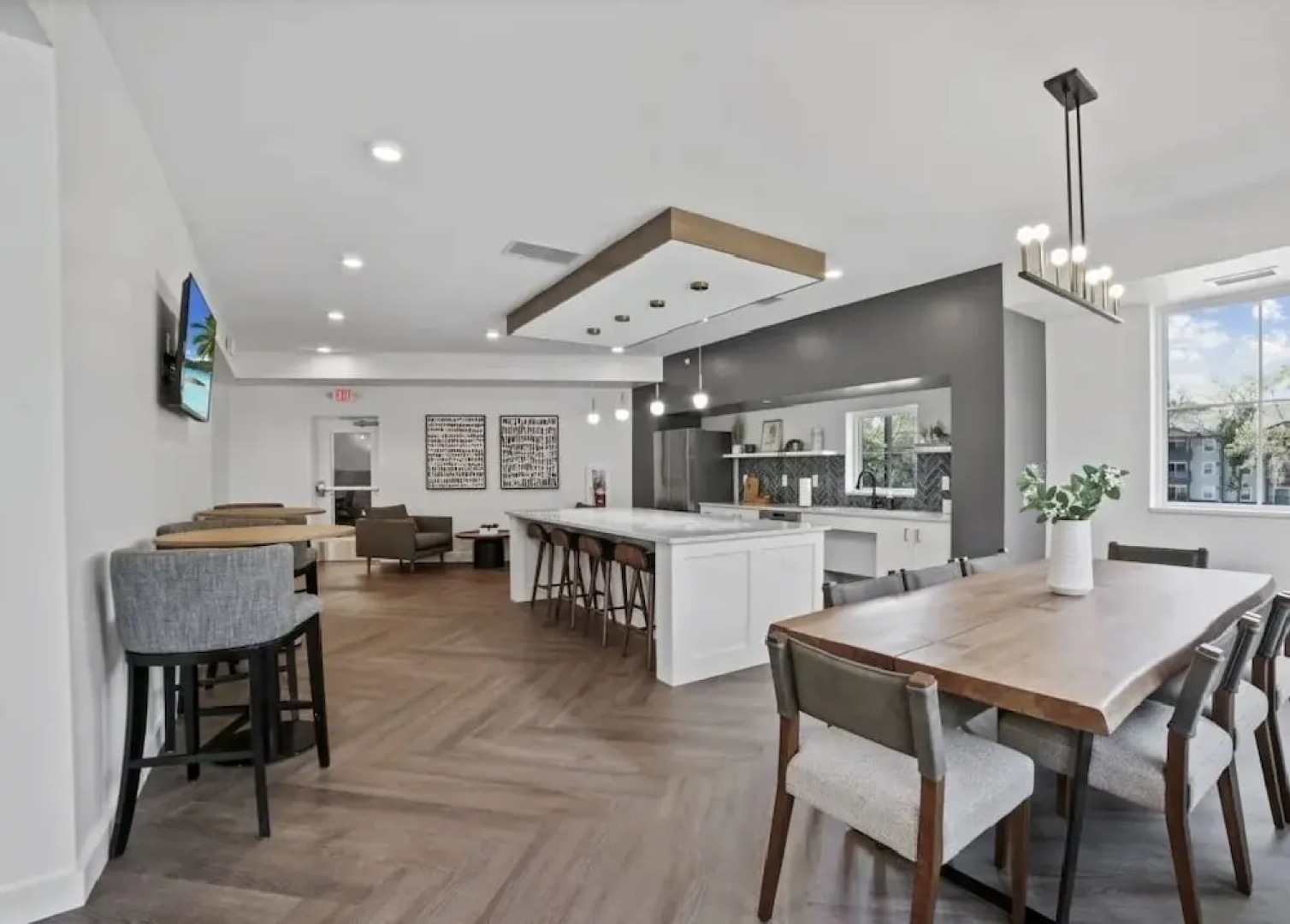 Glamorous 2B2BA with patio views and gym