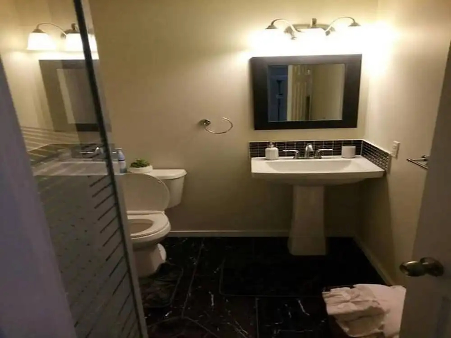 Beautiful Furnished Basement Suite In Airdrie