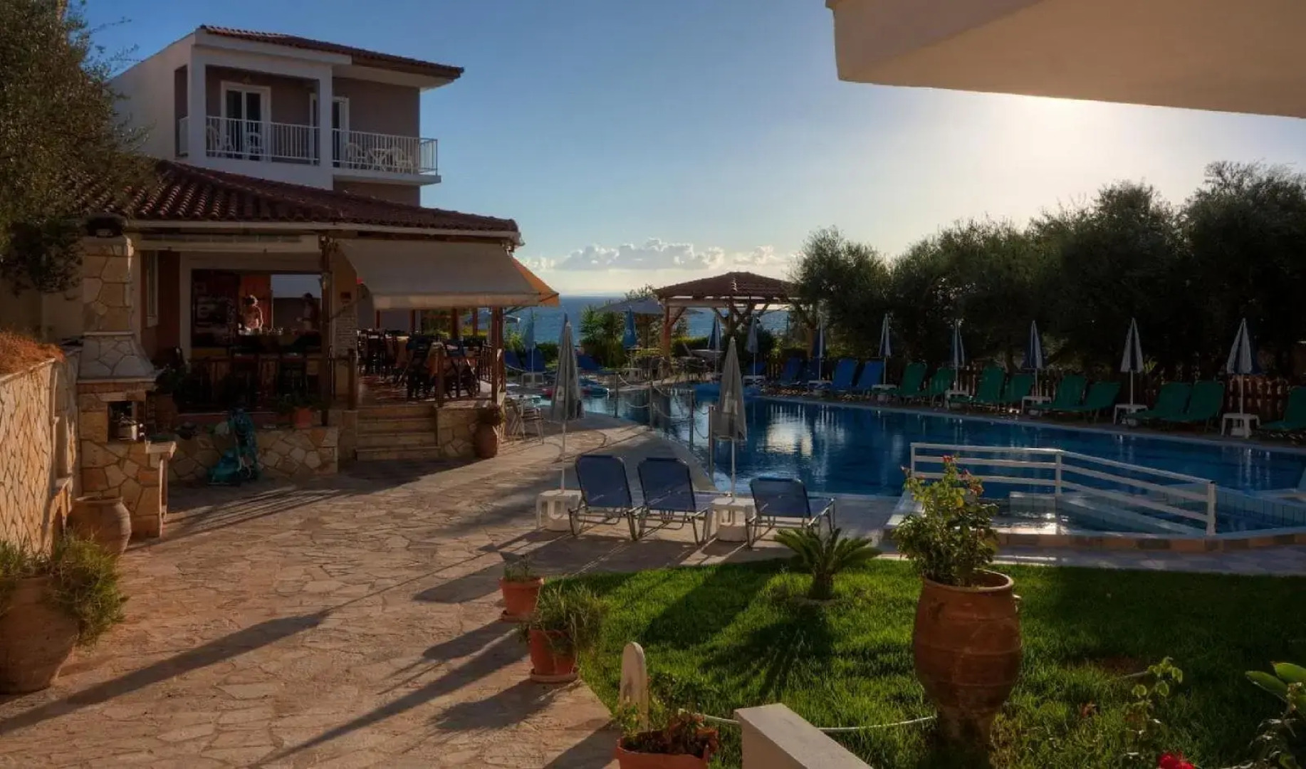 Amoudi Studios Apartments Hotel