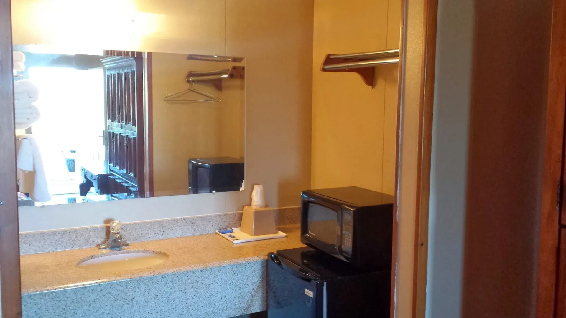 Carefree Inn Flatonia