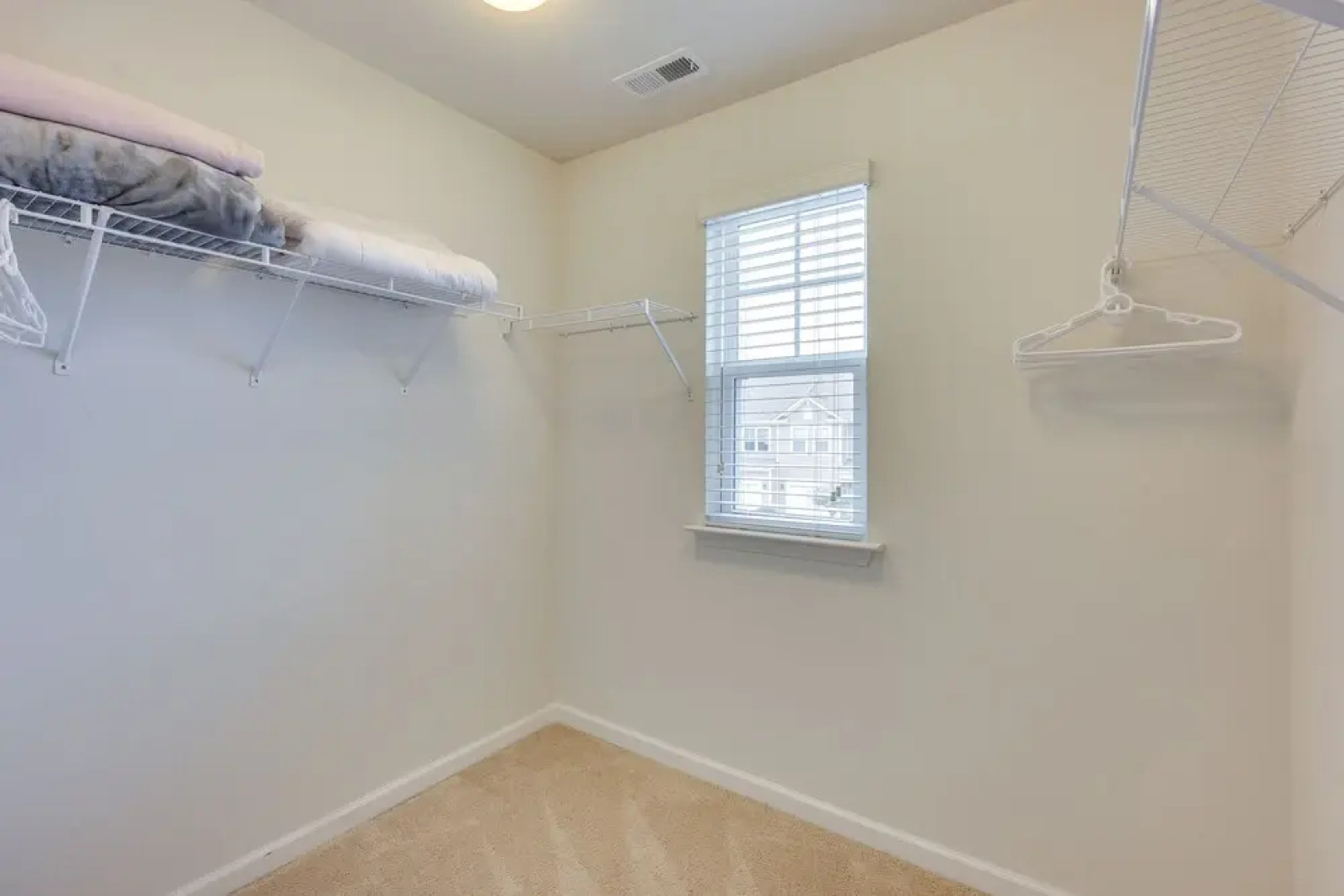 Sweet Dreamin Townhome ~ 7 Mi to Beach!