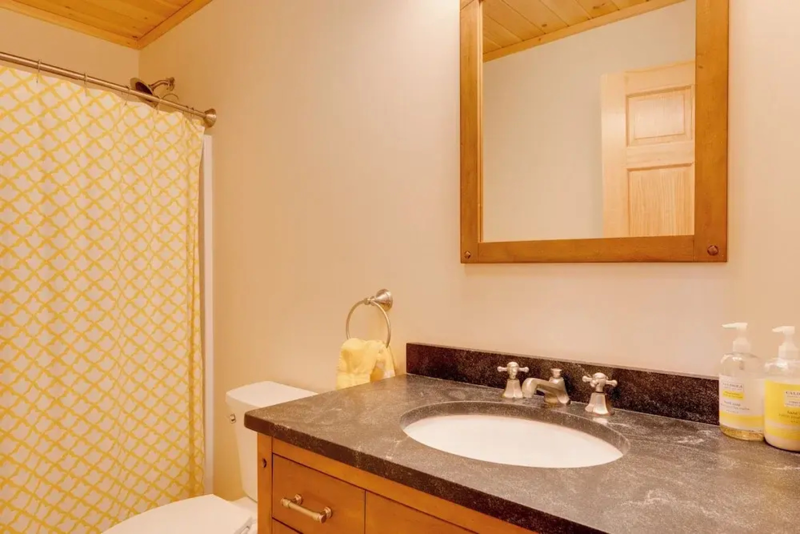 Spacious Cabin: 10 Mi to Sunday River Skiing!