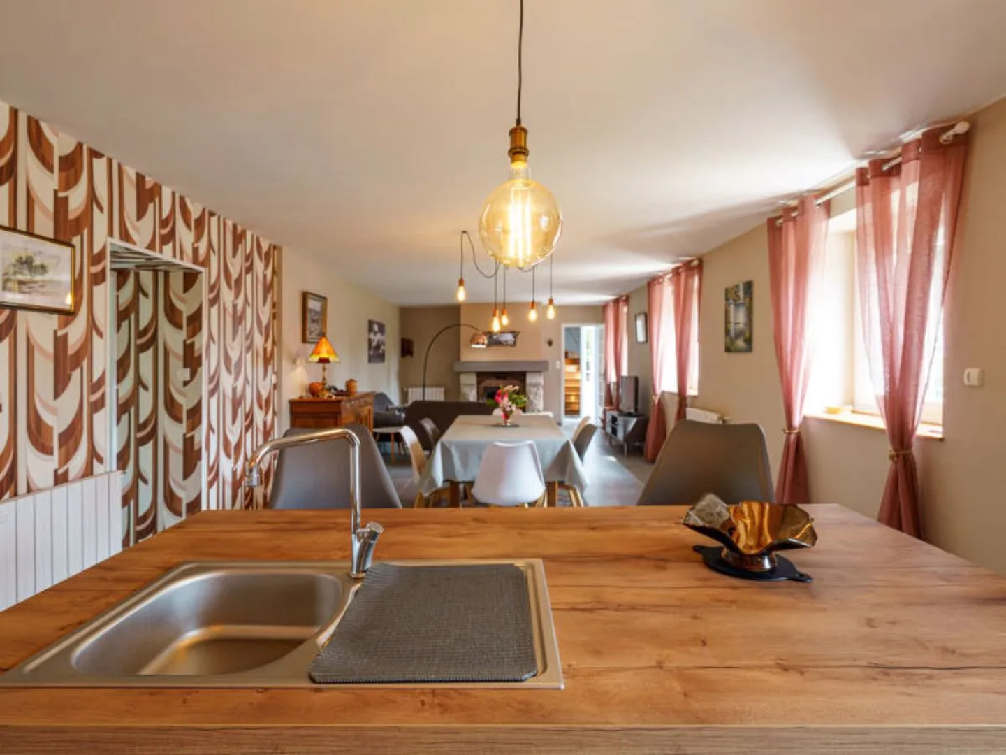 Les Volets Rouges (PEU101)