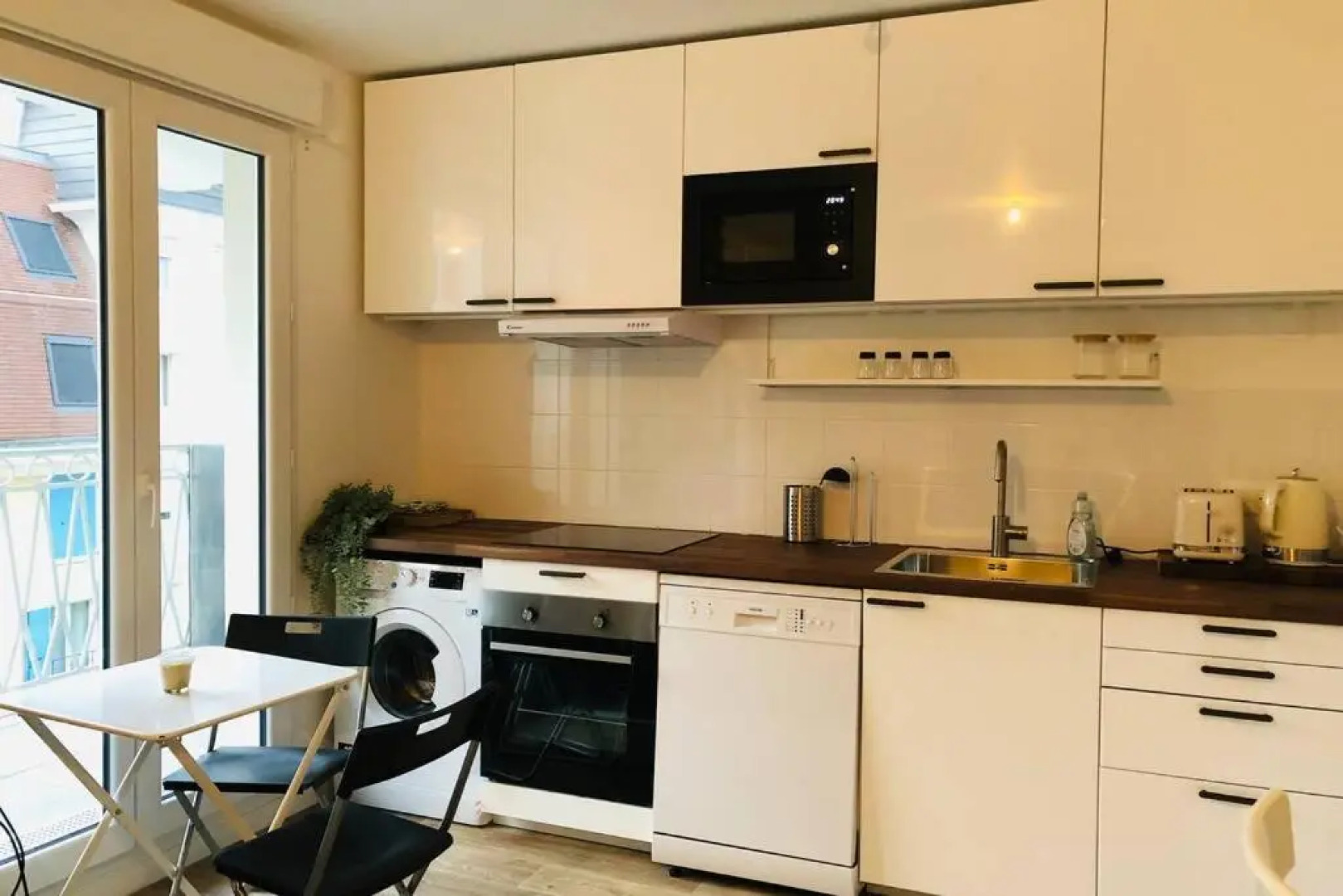 Apartment in Paris Suburb, 15 minutes to center.