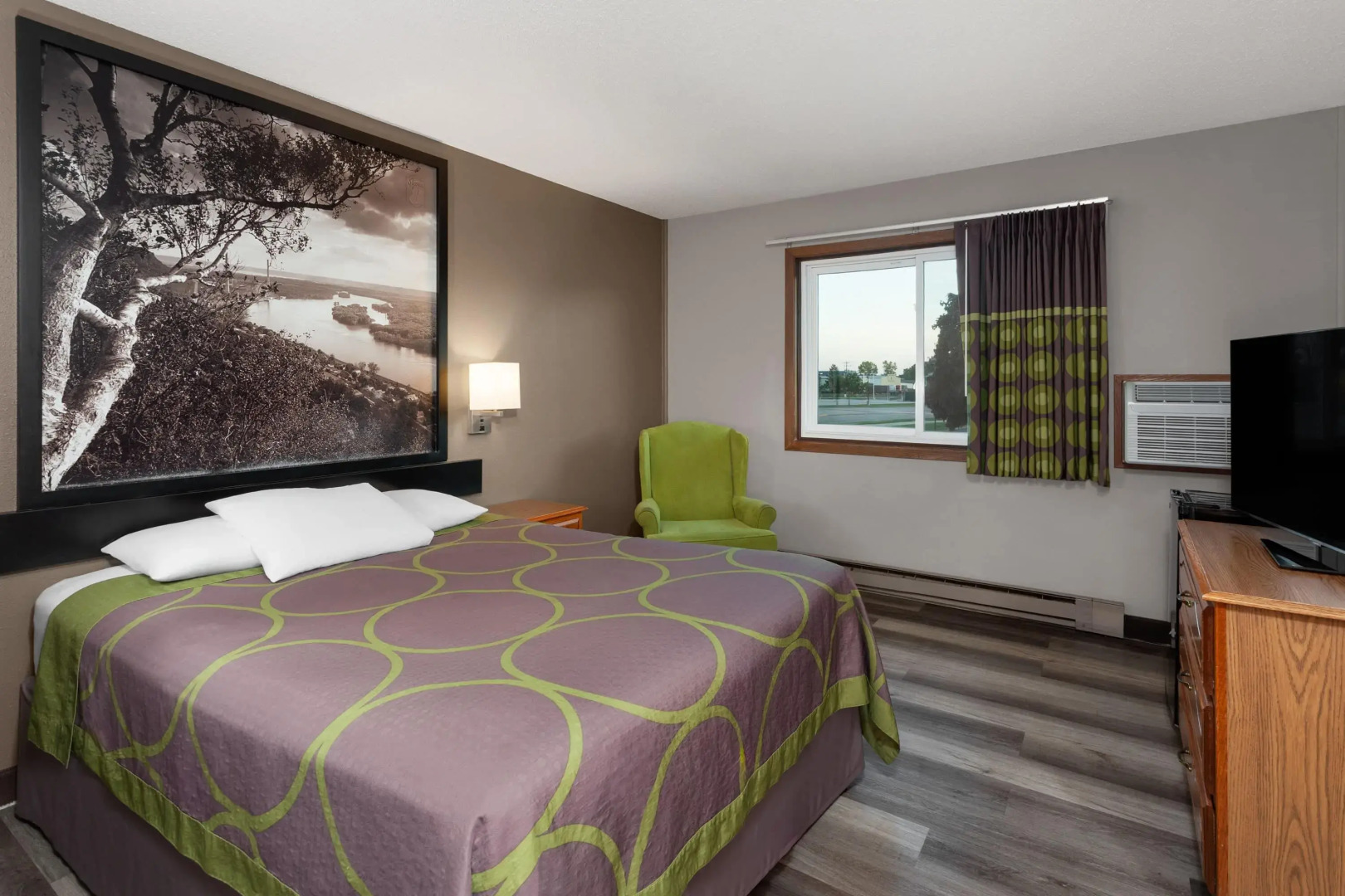 Super 8 by Wyndham Green Bay Near Stadium