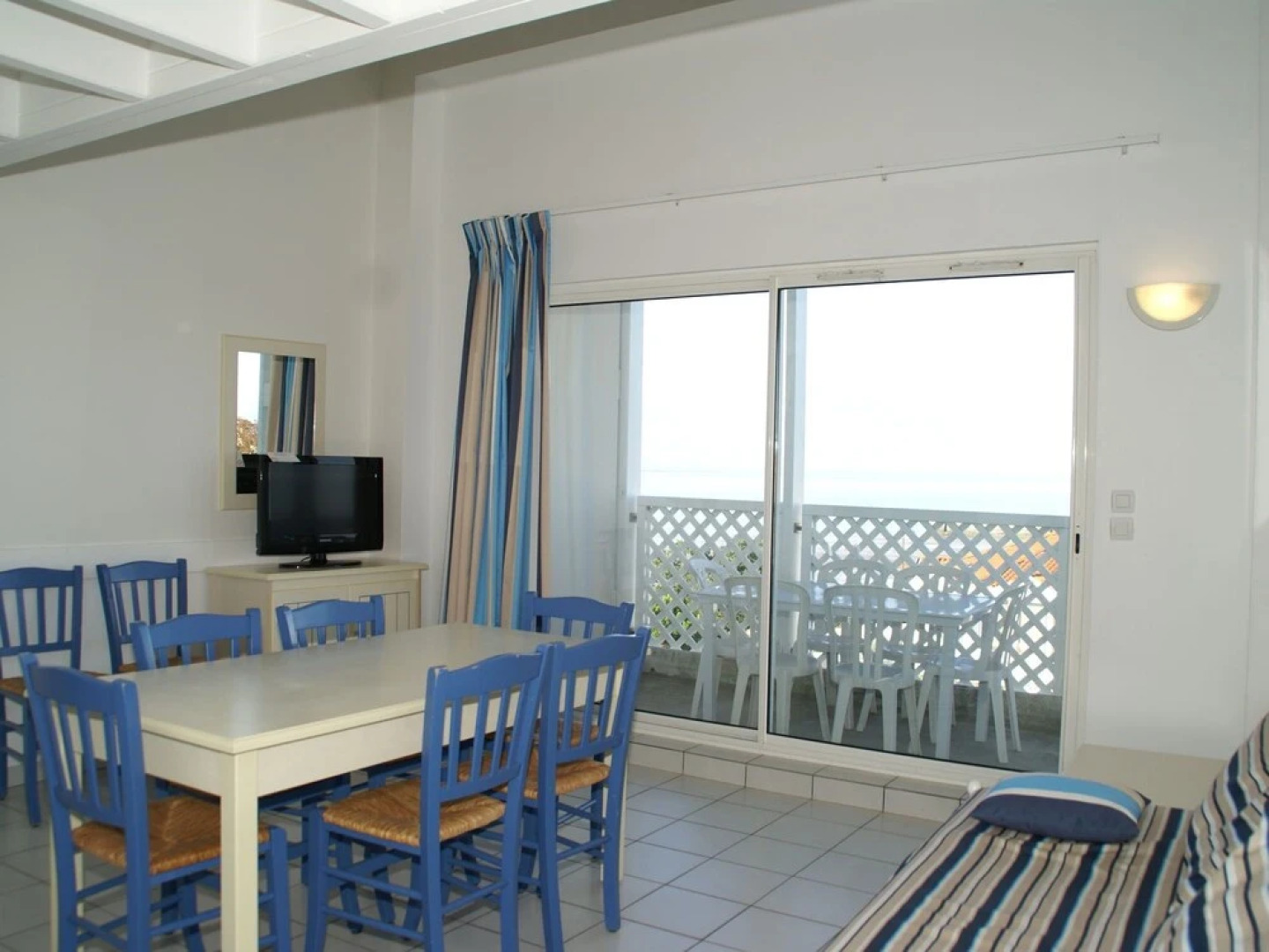 Apartment with a view on the pool or see near Fort Boyard