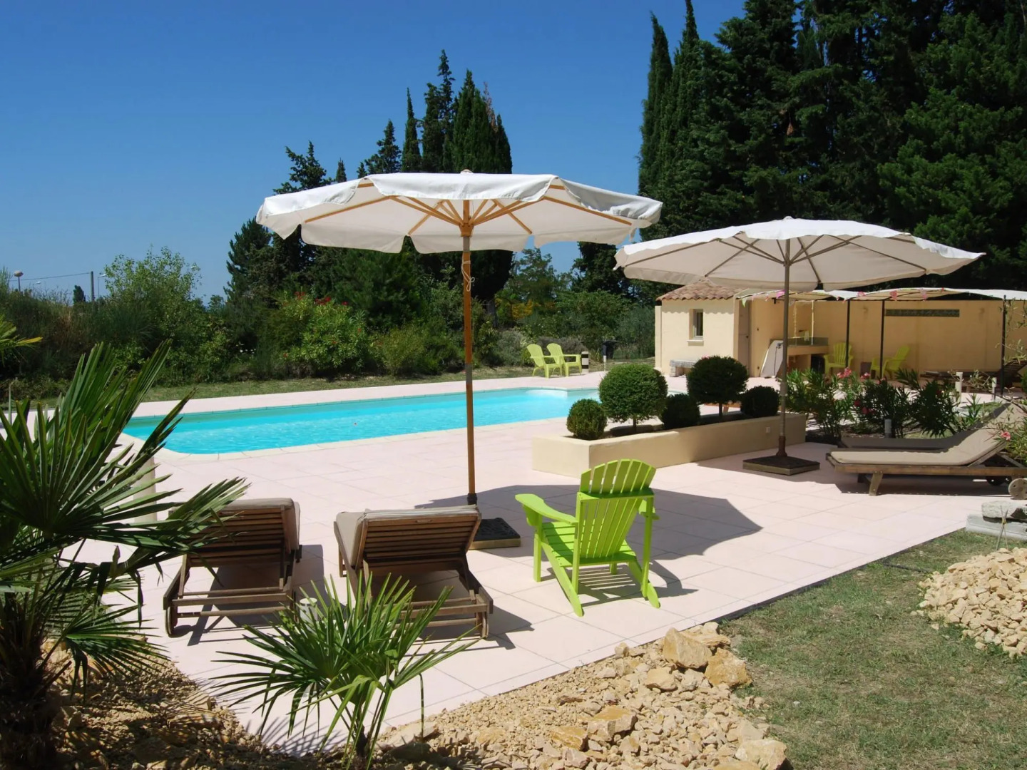 Lovely Country Cottage in Valreas with Swimming Pool
