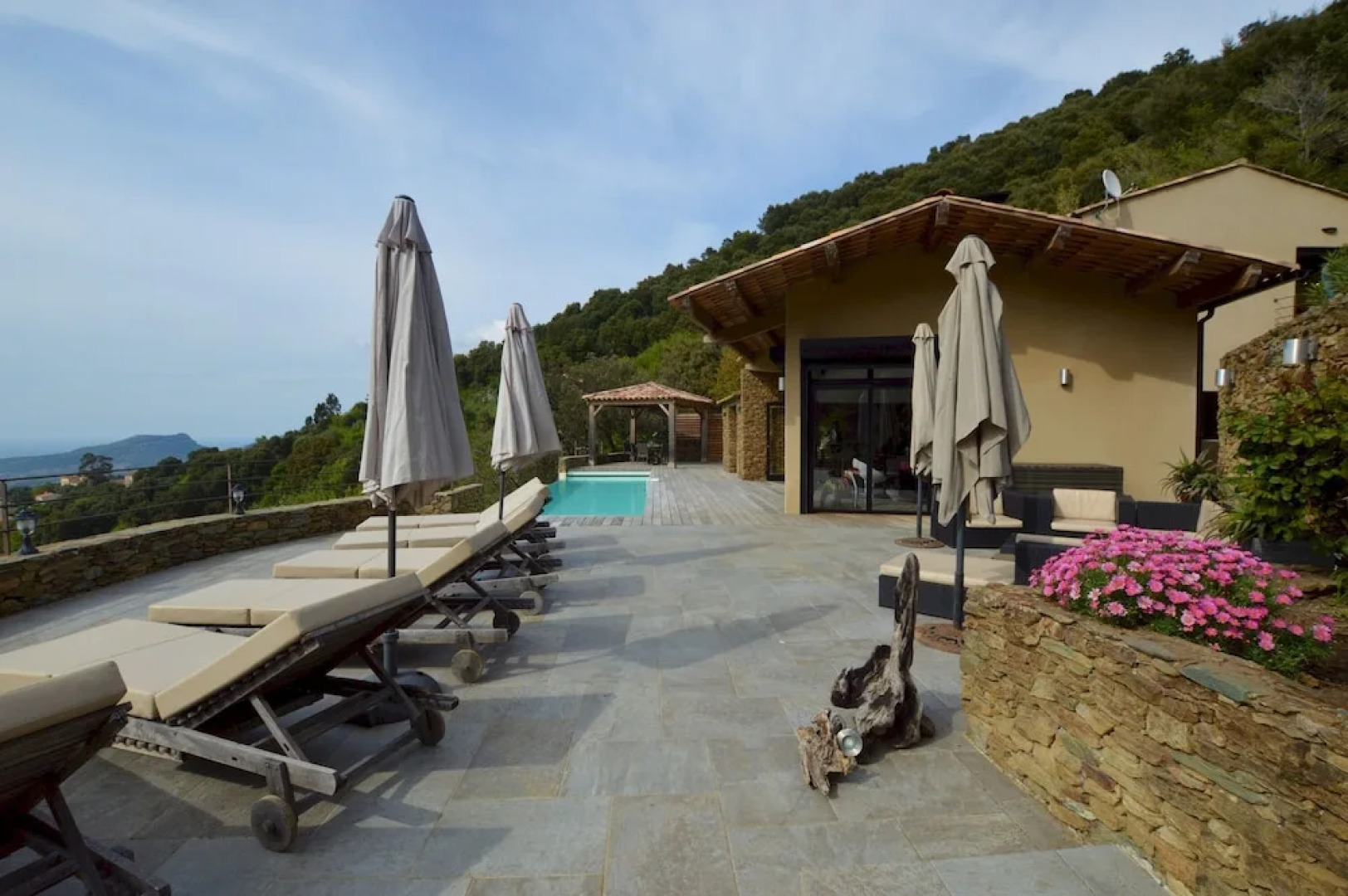 Villa piscine à débordement panorama