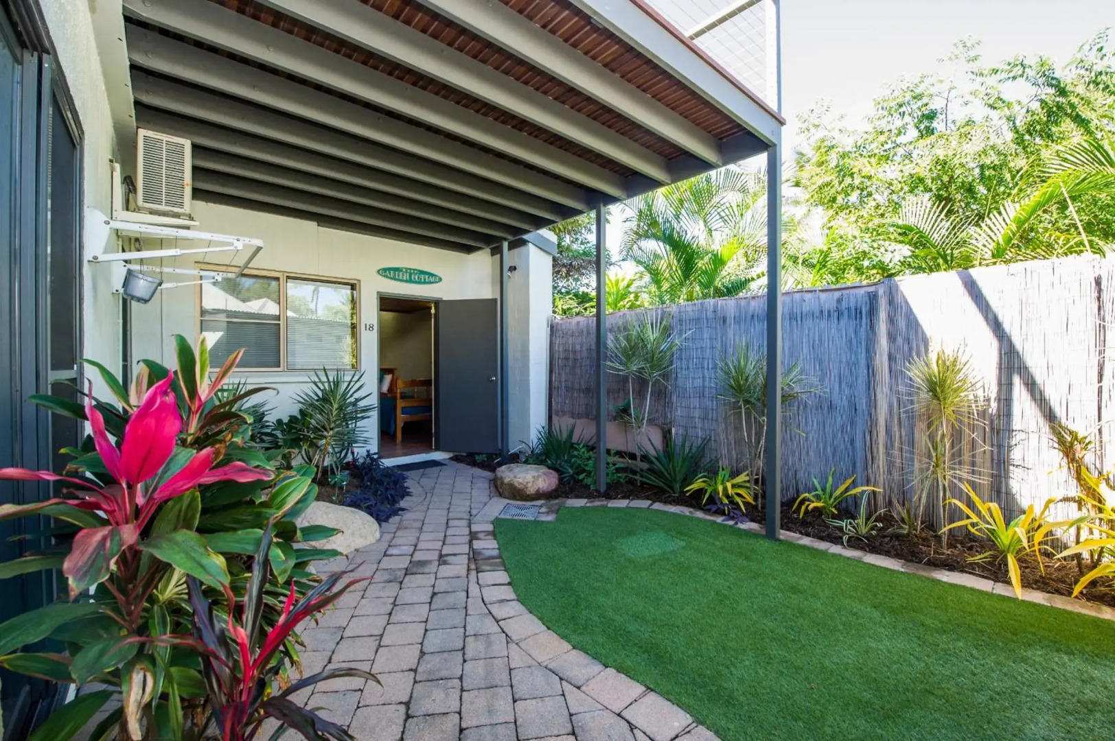 Beachside Cottage - A Private Peaceful Hidden Gem 50m to Beach