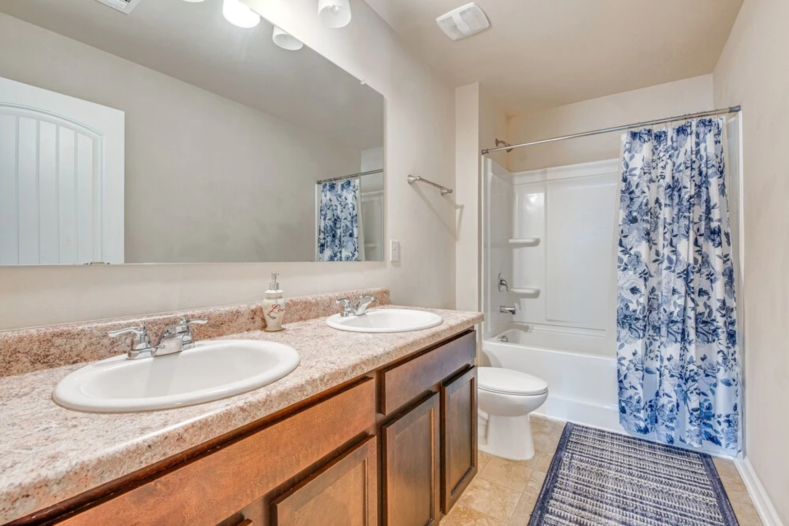 Spacious Atlanta Home w/ Yard & Charcoal Grill!