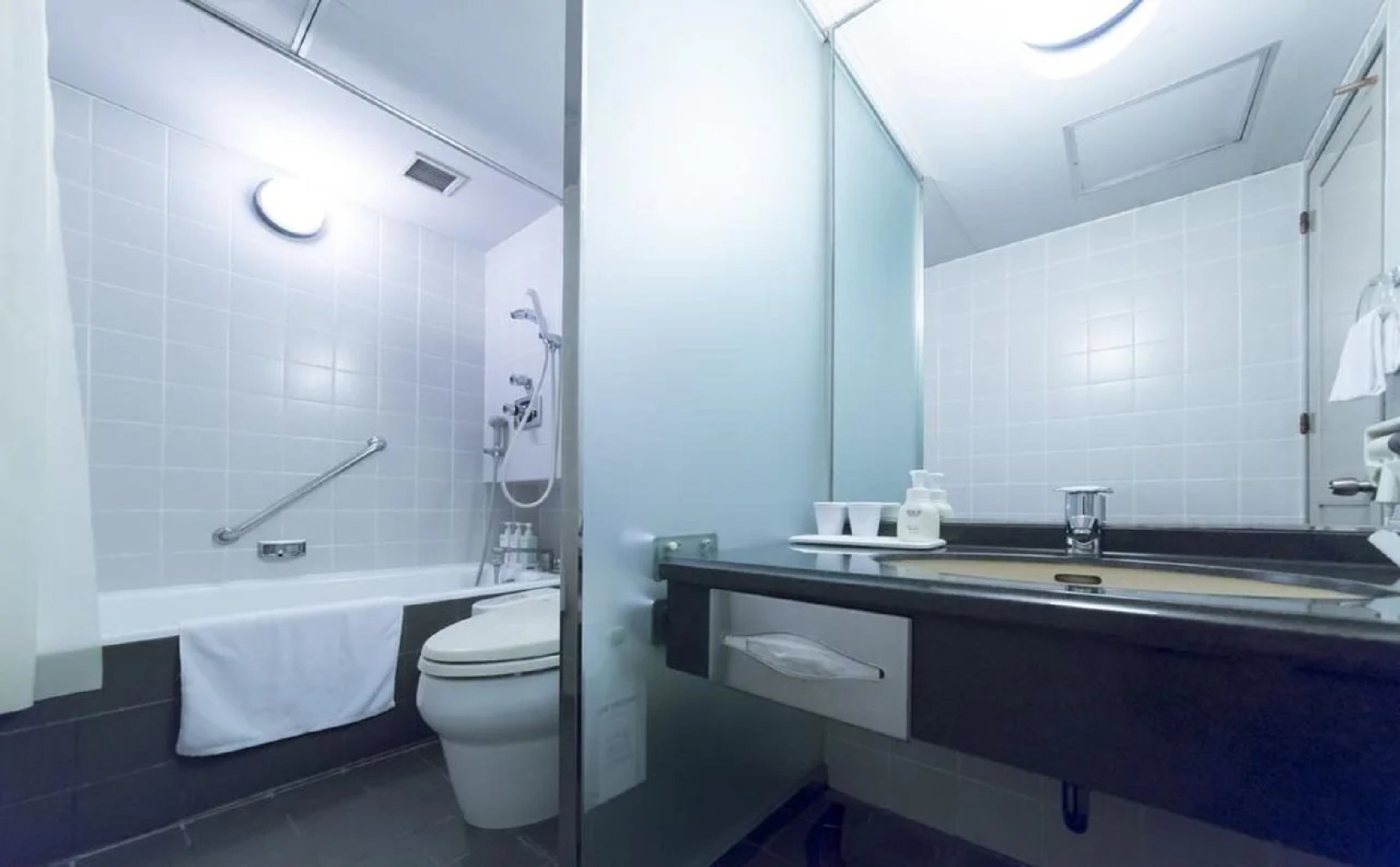 MINAMISENRI Crystal Hotel