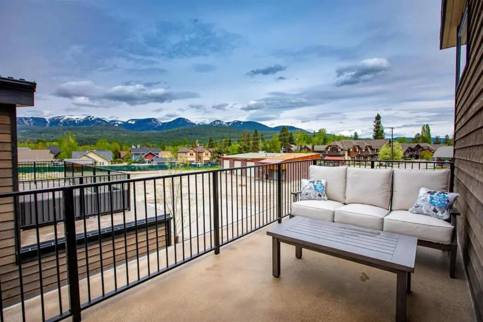 Modern Ski Chalet, 10mins to Skiing, Hot Tub & Mountain Views