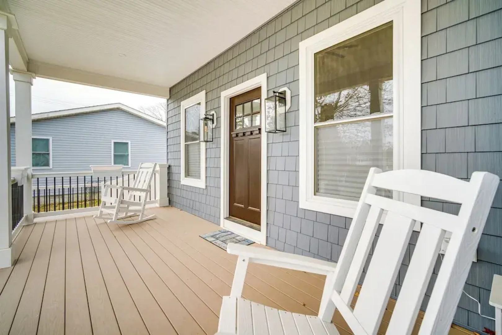 Steps to Sand: Villas Beach House w/ Decks!