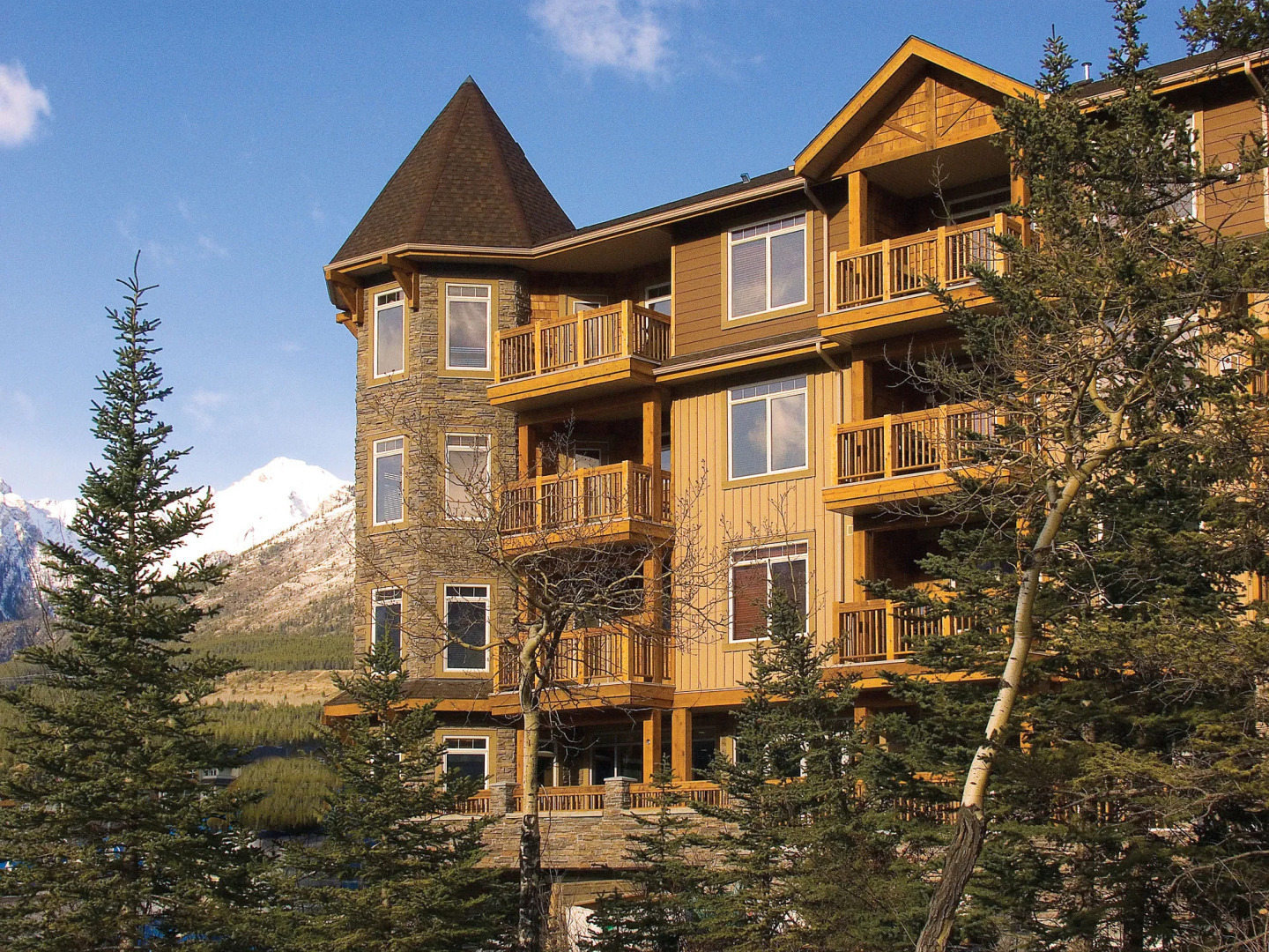 Falcon Crest Lodge by CLIQUE