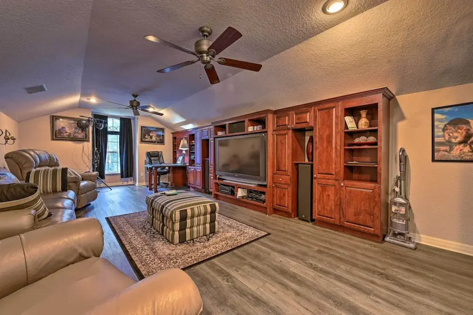 Elegant Valrico Home ~ 15 Mi to Downtown Tampa!