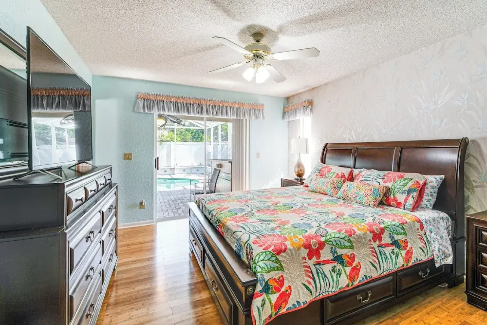 3 Mi to Weeki Wachee Springs SP: Poolside Oasis!