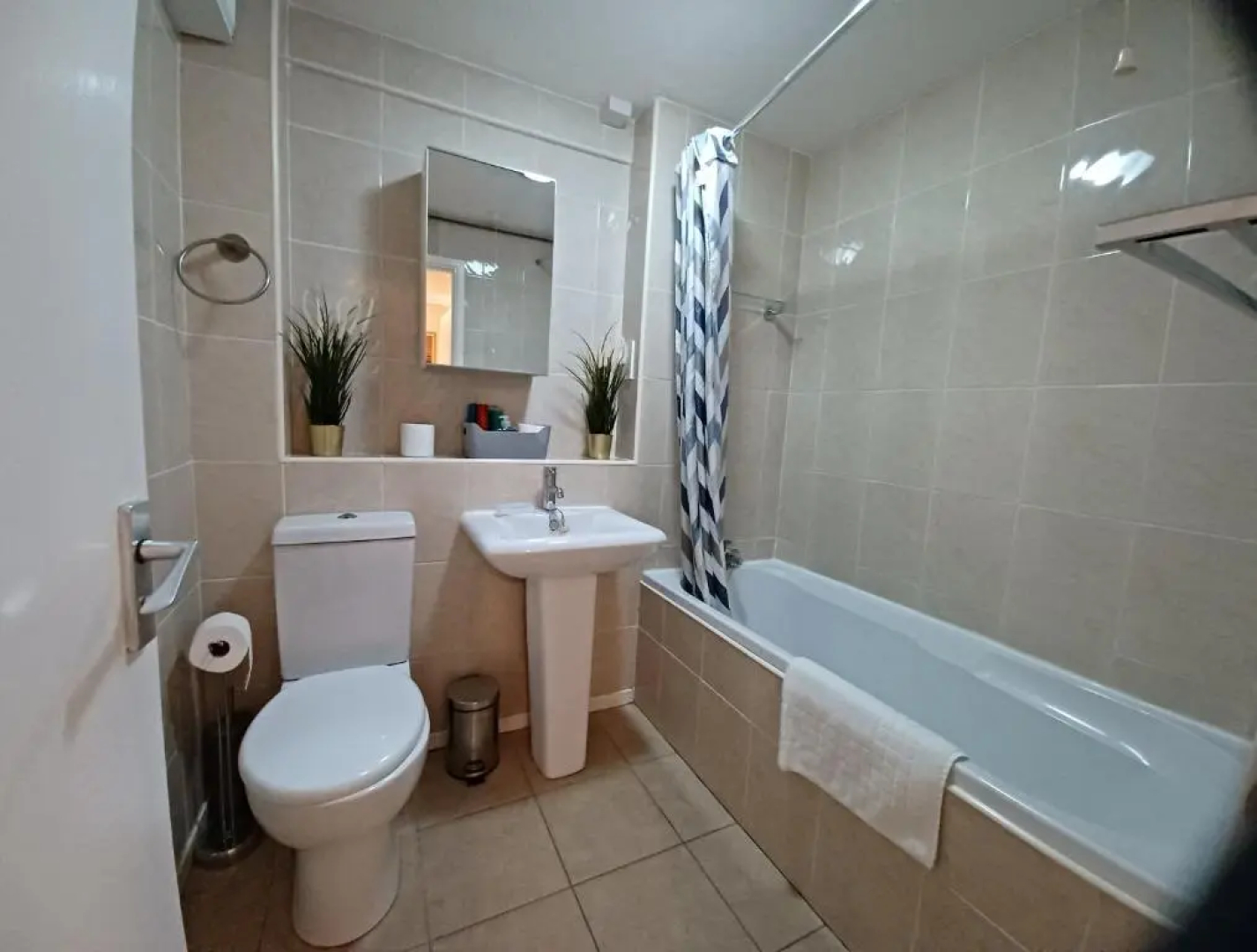 Huku Kwetu -The Maltings White Door-1st Floor-2 Bedroom Apartment -Self Catering-Quiet- Free Parking