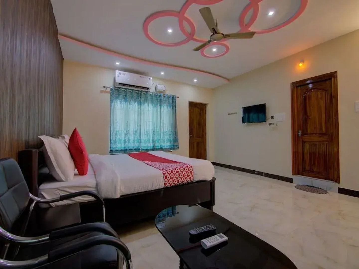 Pramukh Palace by OYO Rooms