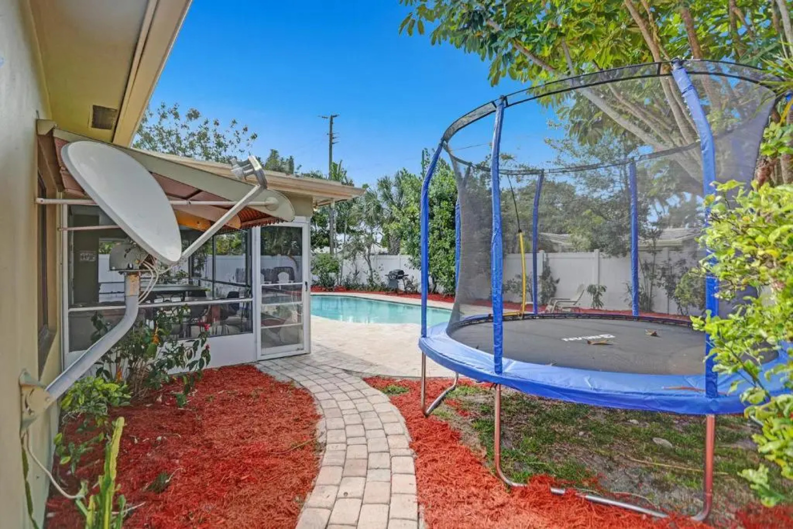 NEW Adorable Villa 7 min to Beach Trampoline