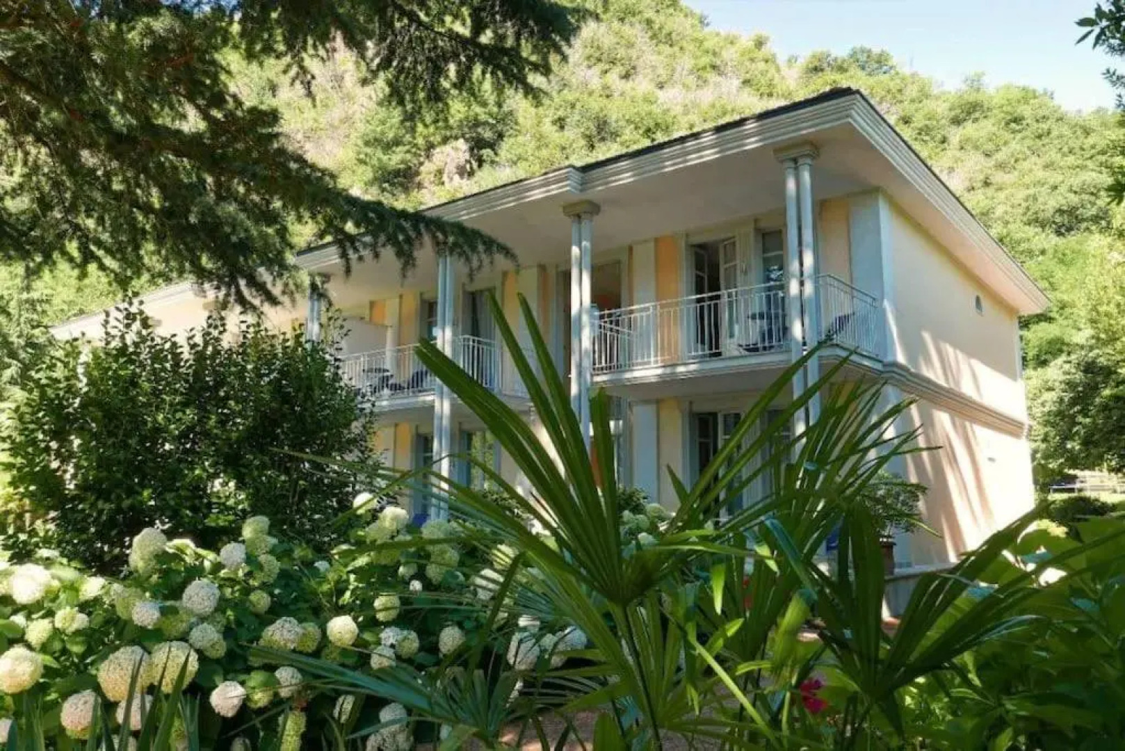 Beautiful apartment with direct access to Lake Lugano