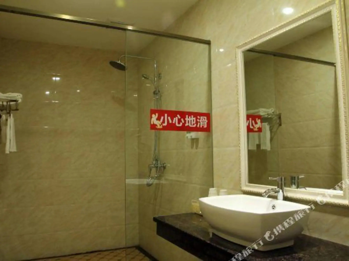 Harbor Holiday Hotel (Maoming High speed Railway Station Wenming Middle Road Branch)