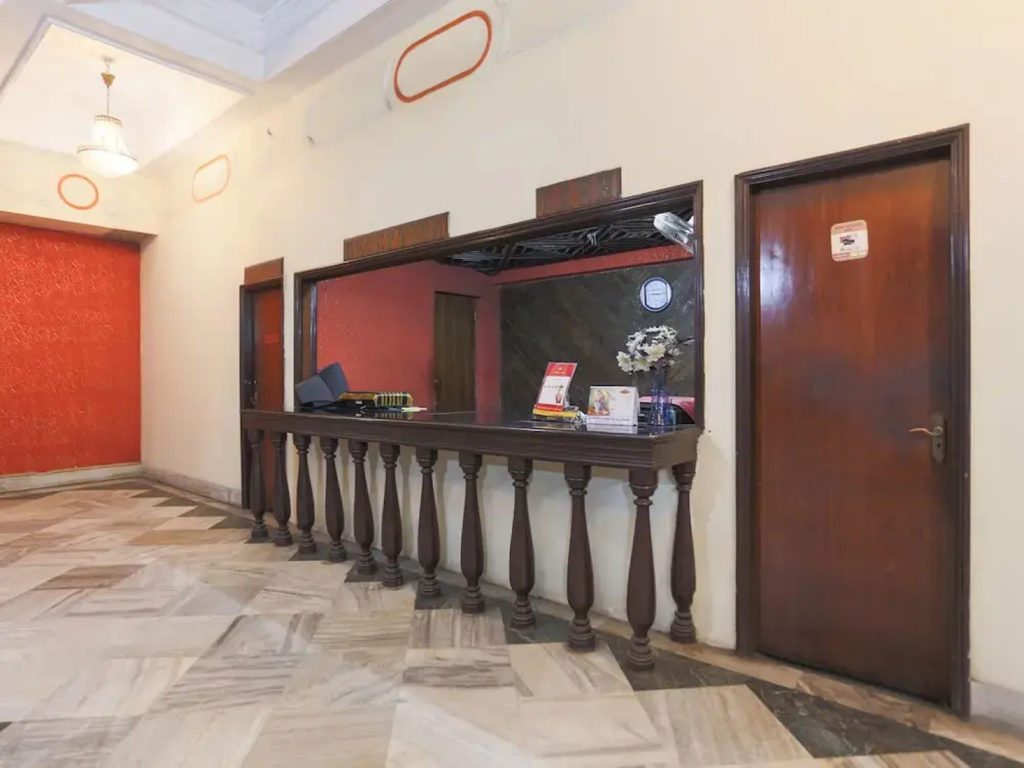 OYO 27783 Hotel Rajmahal Inn