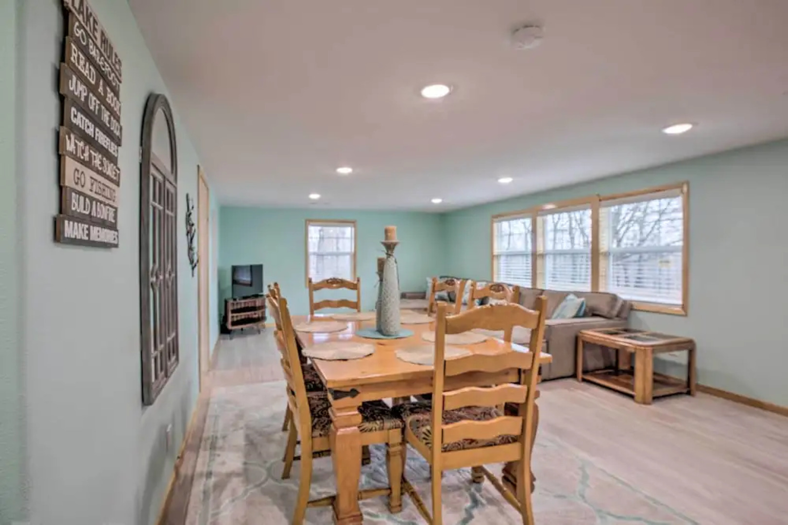 Outdoor Family Fun: Large Home by Beaver Lake!