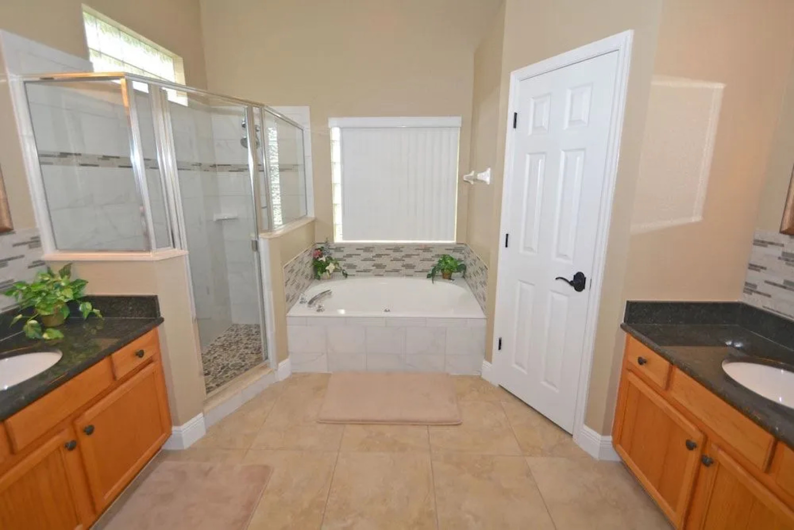 100HC Holly Corner 5 Br villa by RedAwning