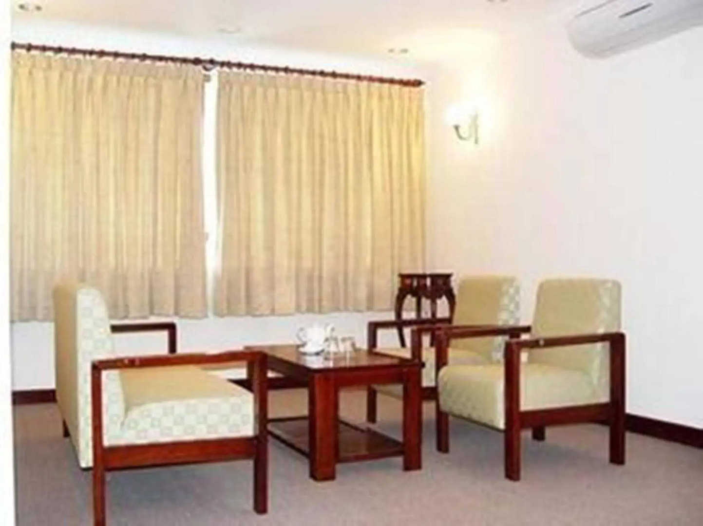 Nha Khach Tien Giang