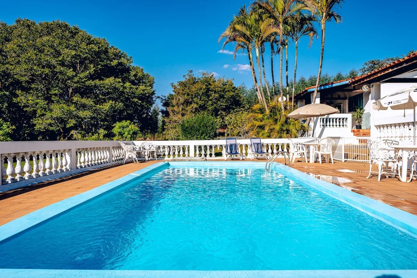 Sítio com piscina e lagoa particular