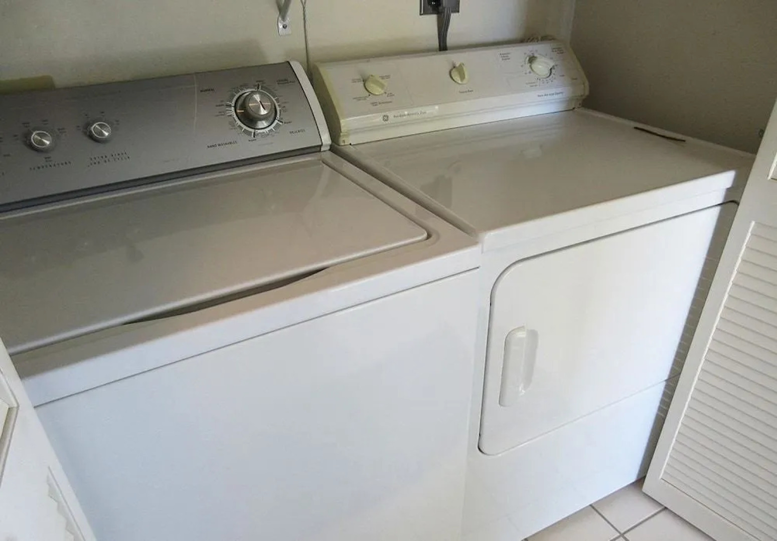 Hibiscus Pointe 564 by RedAwning