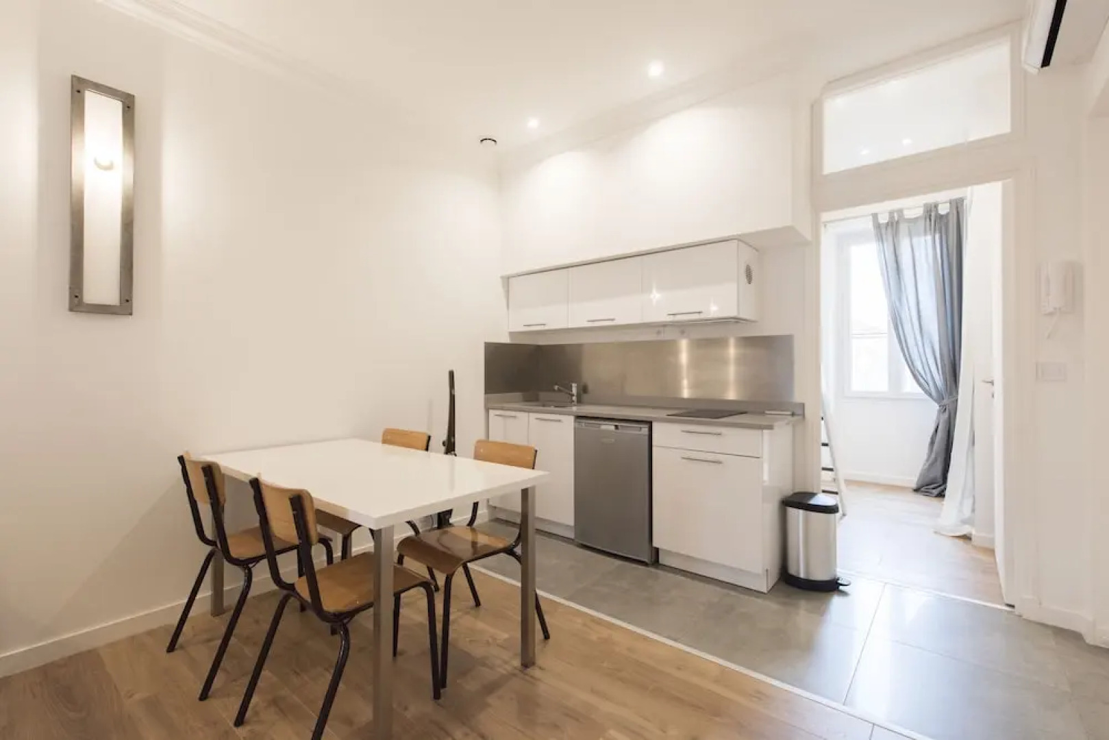 F2 mezzanine centre ville 1 min de la mer