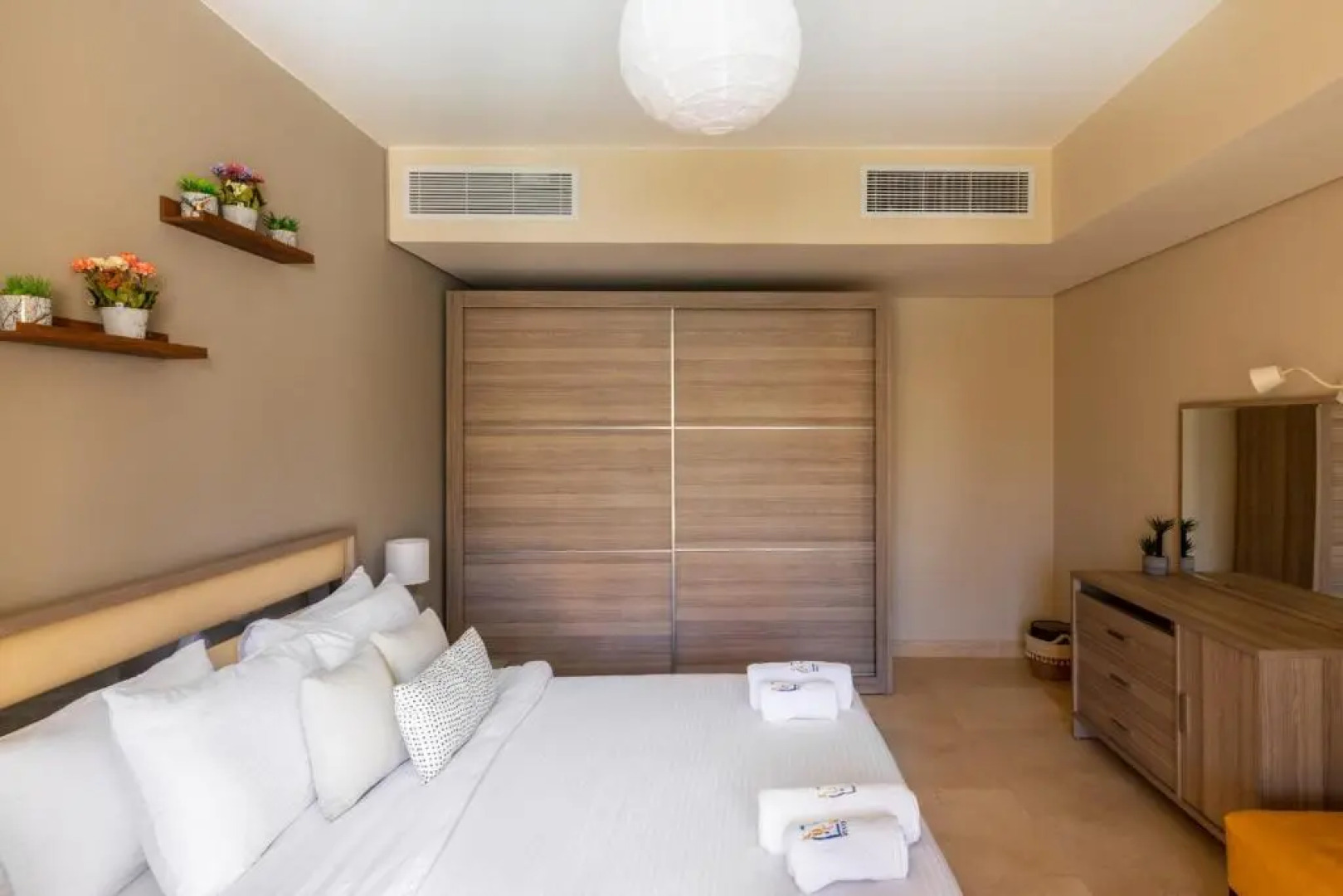 Jazzy 1BDR w Outdoor Pool View Terrace Free Pool & Beach Access