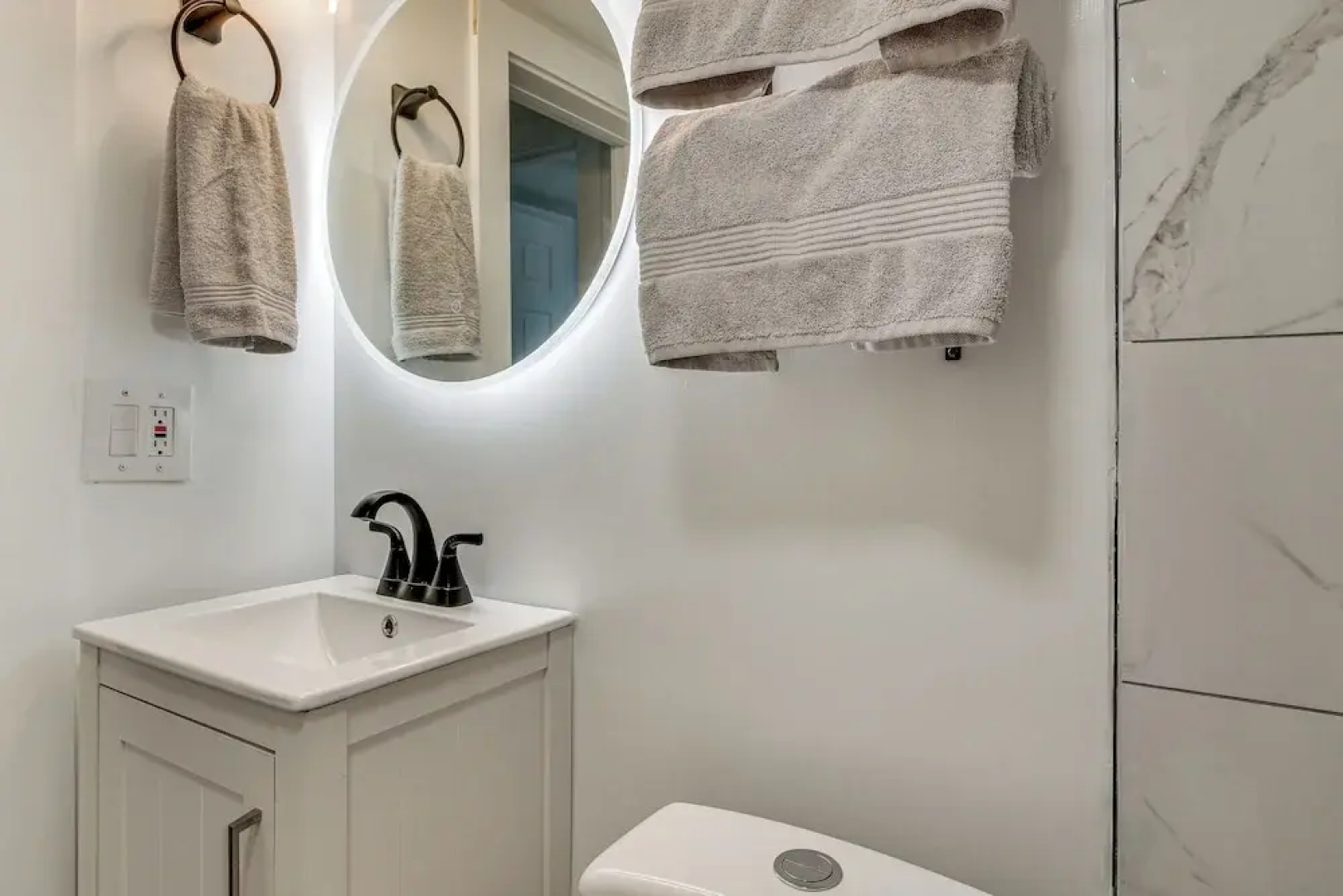 2 Mi to USC Campus: Peaceful Apartment w/ Yard