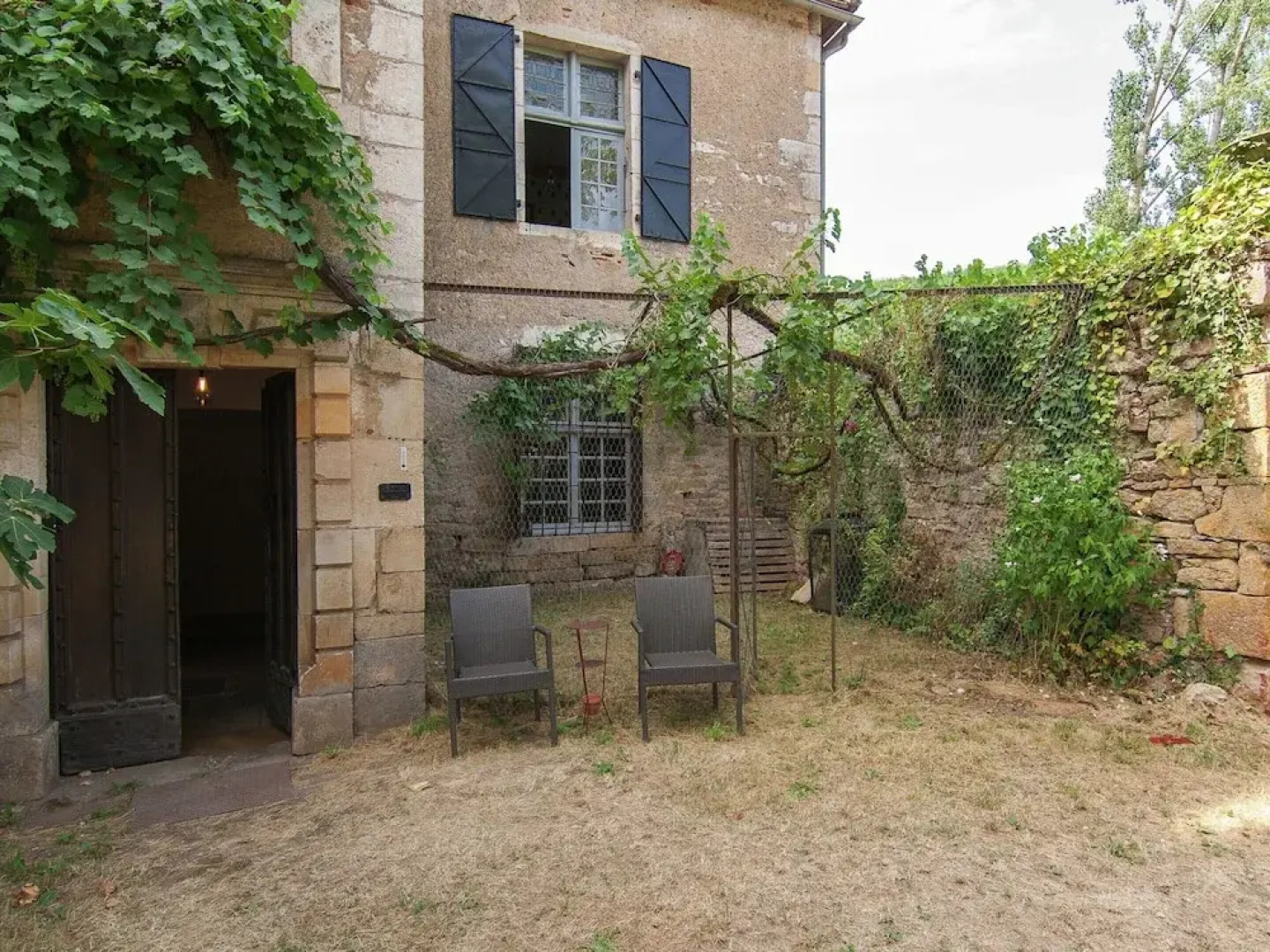 Historic Mansion by River Cenevieres