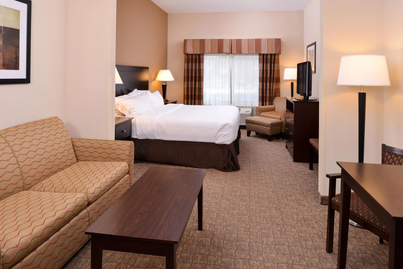 Holiday Inn Express and Suites Fairmont by IHG
