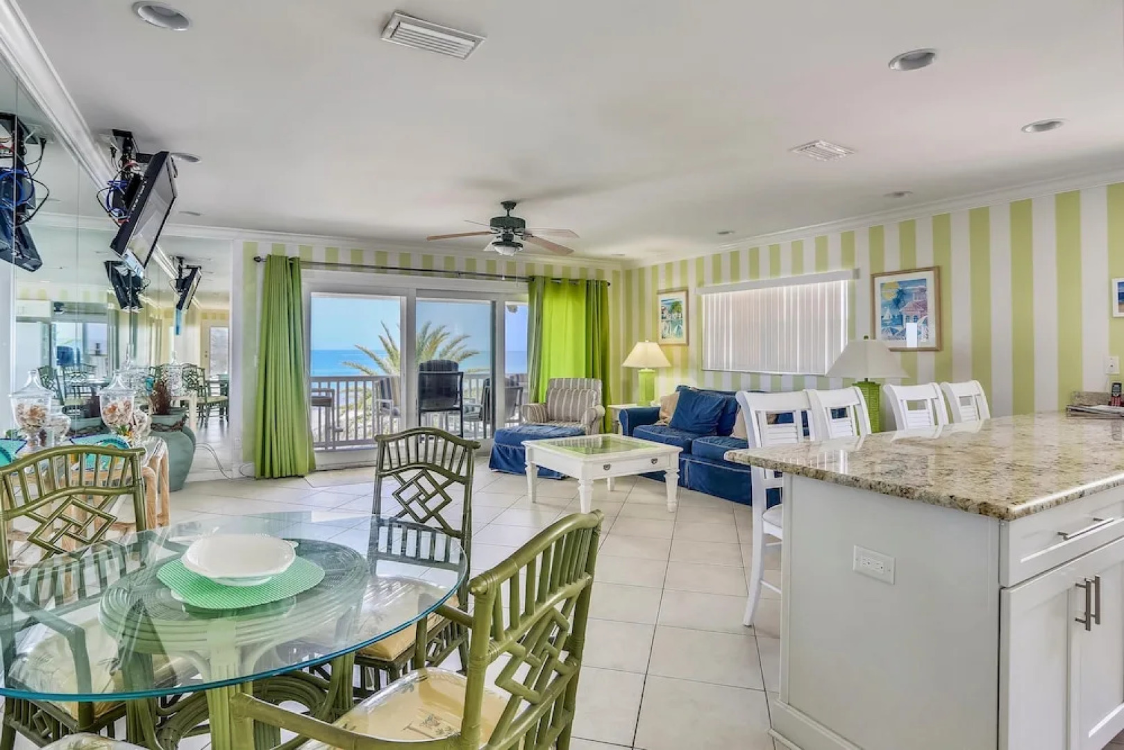 Sunset Villas 4 Awesome Views/2 Balconies/pool/deck/bbq!