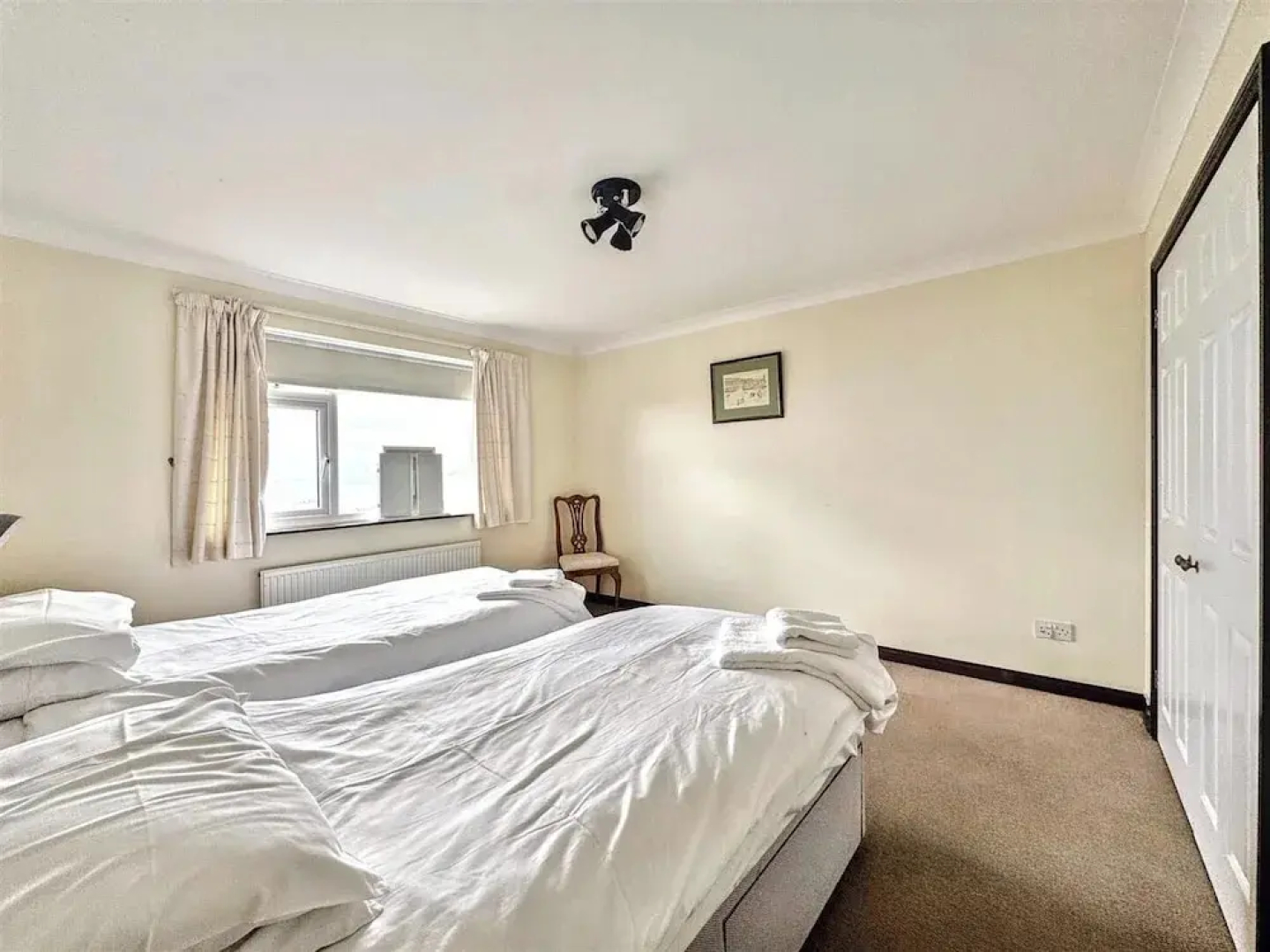 Seaside Escape-sleeps10-family&petfriendly-balcony