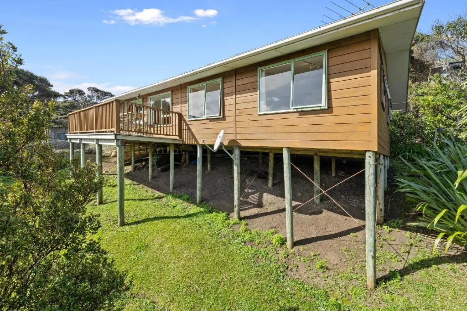 Seaview, Sun and Surf - Piha Holiday Home