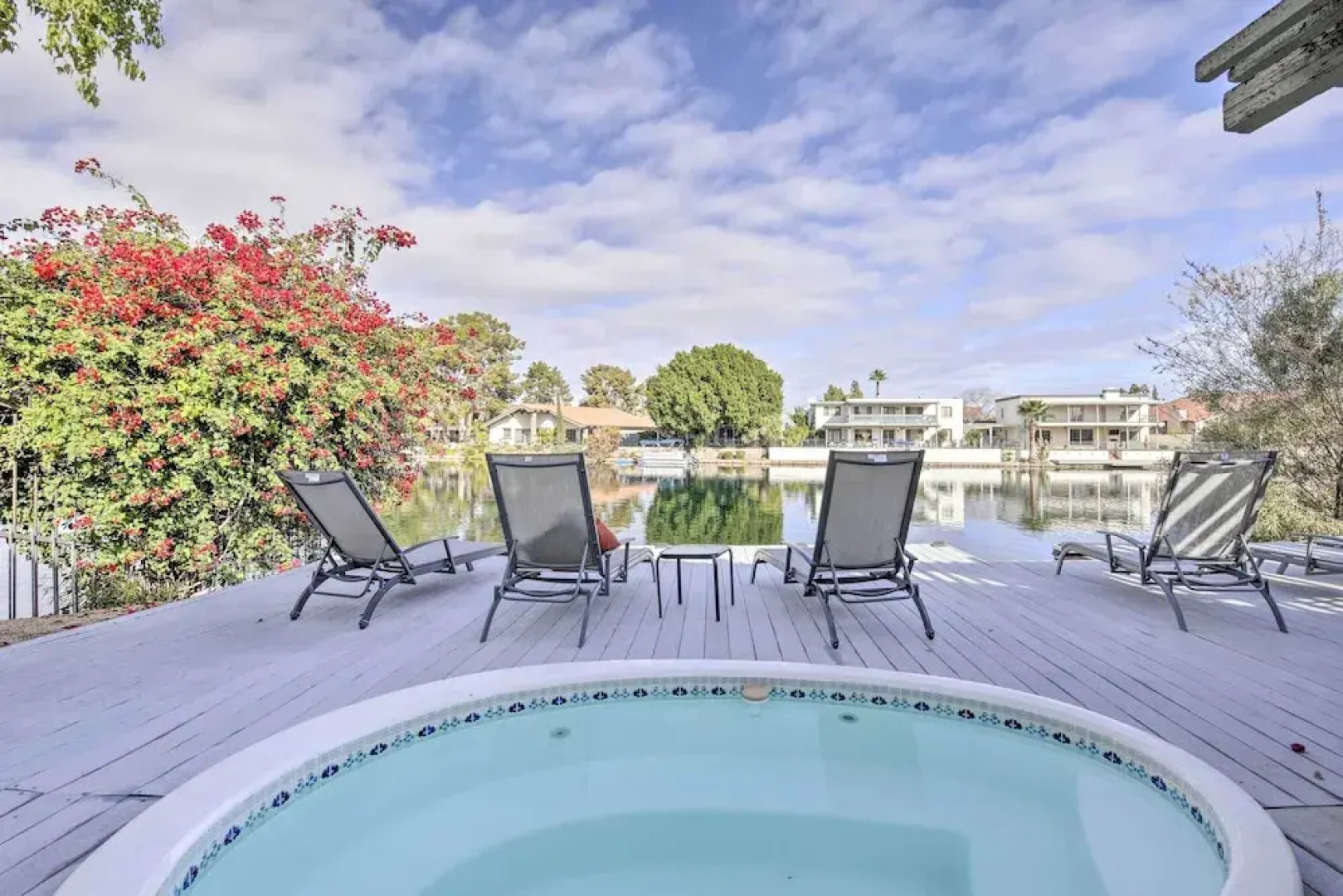 Sun Deck, Hot Tub & Kayak: Lakefront Tempe House