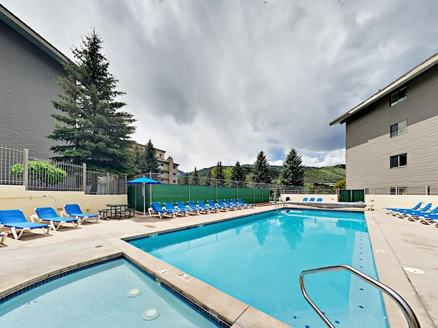 2BR w/ Hot Tub, Pool & Free Shuttle