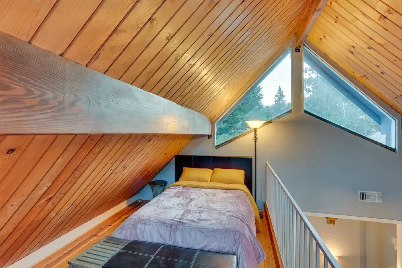 Cabin w/ 2 Decks - 3 Mi to Lake Arrowhead Village!